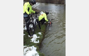 Sortie du dimanche 17/02/2013. Décrassage des vélos dans le canal à l'arrivée à Montreux-Jeune.