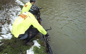 Sortie du dimanche 17/02/2013. Décrassage des vélos dans le canal à l'arrivée à Montreux-Jeune.