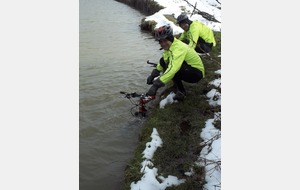 Sortie du dimanche 17/02/2013. Décrassage des vélos dans le canal à l'arrivée à Montreux-Jeune.