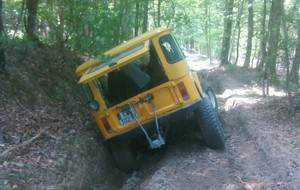 Débalisage. On change d'ambiance, après la poussière des jours précédents, y'a eu la pluie dans la nuit.... , résultat 4x4 planté